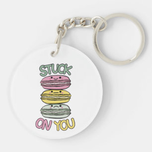 Stapel met cute kawaii macarons sleutelhanger