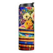 Stapel van boeken en bloemen thermosbeker (Gedraaid links)