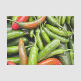 Stapel van groene pittige paprika's tissuepapier