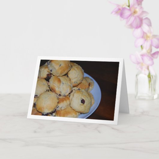 Stapel van rozijnen scones op Bord Kaart (Orchidee)