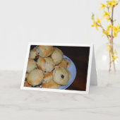 Stapel van rozijnen scones op Bord Kaart (Gele Bloem)