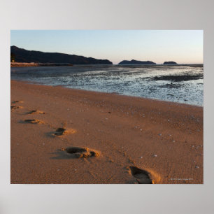 Stappen in het zand bij zonsopgang poster