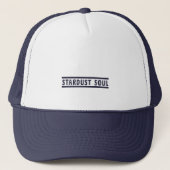 Stardust Soul Trucker Hat – Minimalist Design Trucker Pet (Voorkant)