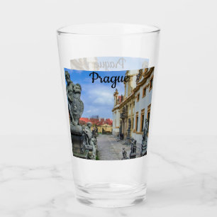 Staren met stenen engelen in de Loreto Prague-kerk Glas