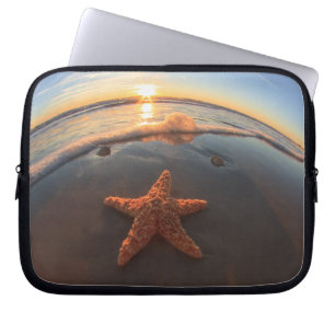 Starfish op strand bij zonsondergang laptop sleeve
