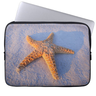 Starfish op witte zand laptop sleeve