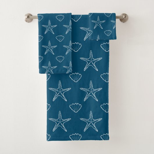 Starfish Seashell Sketch Pattern on Ocean Blue Bad Handdoek (Insitu)