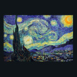 Starry Night by van Gogh Poster<br><div class="desc">Van Gogh était obsédé par le symbolisme des objets lumineux et de la couleur. La lampe était un symbole de calme et de sécurité. L'étoile symbolisait la foi, et la lumière, les réalités humaines. Le bleu ultramarin profond était infini, tandis que le rouge et le vert exprimaient "ces choses terribles,...</div>