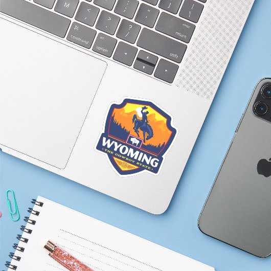 State Pride | Wyoming Sticker (Laptop met iPhone)