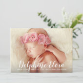 Statement Naam Wit Script Baby Meisje Foto Geboort Aankondiging (Staand voorkant)