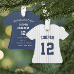 Statistiques du joueur de baseball de pinstripe Je<br><div class="desc">Commémorez une saison fantastique pour votre joueur de baseball préféré avec cet ornement personnalisé cool avec des rayures grises et des lettrages bleu marine. Personnalisez le devant avec le nom et le numéro du joueur, et ajoutez des détails au dos, y compris le nom de l'équipe ou de la ligue,...</div>