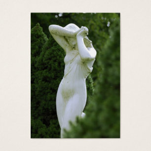 Statue de femme dans le jardin