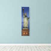 Statue De La Liberté Sur Une Toile Verticale De Nu (Insitu (Plancher de Bois))