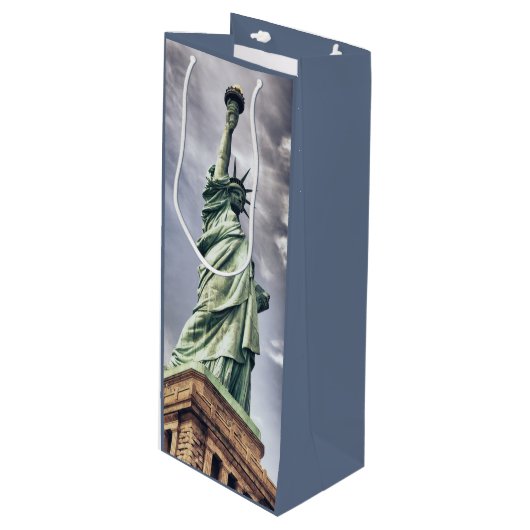 Statue de sac de cadeau de vin de liberté (Devant Angle)