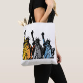 Statue du Sac fourre-tout de la Liberté (De près)