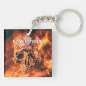 Stay Creepy. Flaming skull in space Sleutelhanger (Achterkant)