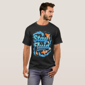 Stay Fluid Koi Fish Design T-shirt (Voorkant volledig)