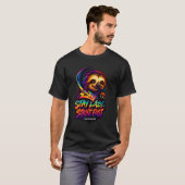STAY LAZY, STRIKE FAST – Lightning Sloth Glow Tee T-shirt (Voorkant volledig)