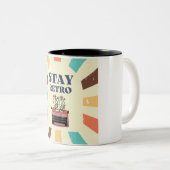 stay retro tweekleurige koffiemok (Voorkant rechts)