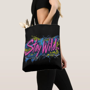 "Stay Wild" - levendig tekstontwerp in graffiti-st Draagtas