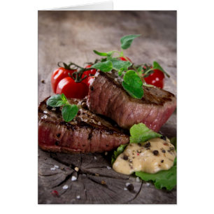Steaks grillés au barbecue avec herbes fraîches et
