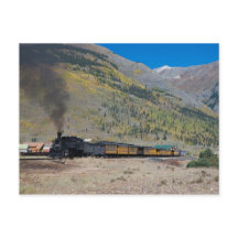 Steamtrein vertrekt de stad