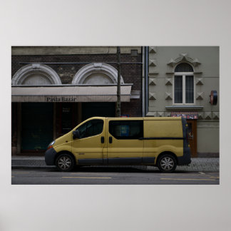 Stedelijk Contrast: Gele Bestelwagen op Straat in Poster