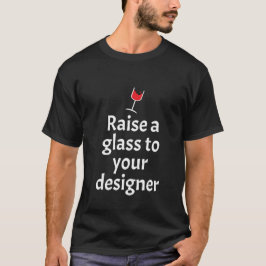 Steek een glas naar je ontwerper t-shirt