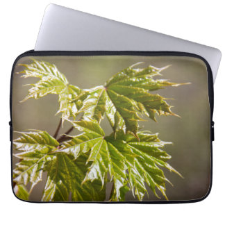 Steekgroene appelvertakking met kleine bladeren laptop sleeve