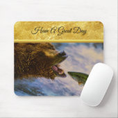 Steelhead zalm die in grizzly beren mond springt muismat (Met muis)