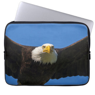 Steenarend vliegt dicht langs laptop sleeve