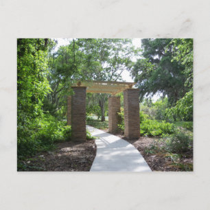 Steensteen en houtpergola in een park briefkaart
