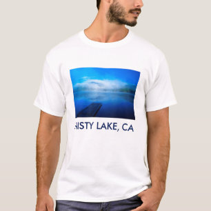 Steiger aan een rustig nevelig meer, Californië T-shirt