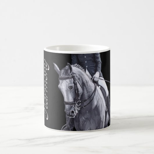 Stein noir et blanc de tasse de cheval de dressage (Centre)