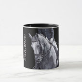 Stein noir et blanc de tasse de cheval de dressage (Centre)