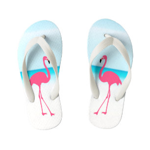 Stel cute roze flamingo's op het strand kinder teenslippers