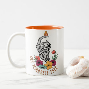 Stel je zelfvrije skelet in tweekleurige koffiemok