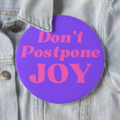 Stel Joy niet uit, Button (In situ)