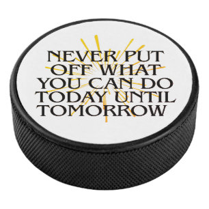 Stel nooit uit wat je vandaag kunt doen - Motivati Hockey Puck