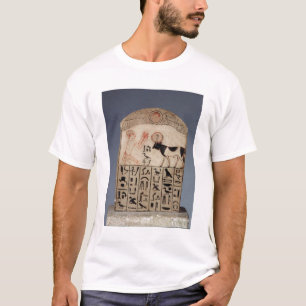 Stela aan de Apis-stier (beschilderd kalksteen) T-shirt