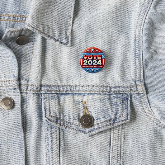 Stemming 2024 Patriottische Pin Button (In situ)