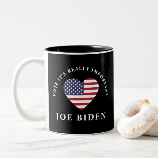 STEMMING Het is echt belangrijk | Verkiezing Biden Tweekleurige Koffiemok (Met donut)
