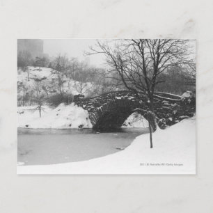 Stenen brug over een met sneeuw bedekte rivier briefkaart
