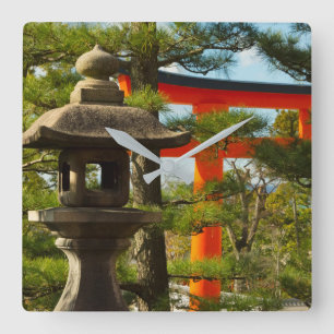 Stenen lantaarn en Torii poort Vierkante Klok