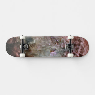Sterrenhopen in het midden van de vlamnevel. skateboard