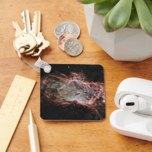 Sterrenhopen in het midden van de vlamnevel. sleutelhanger