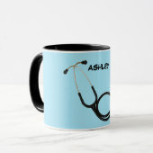 Stethoscoop met aangepaste naam Ringer Mok (Voorkant links)