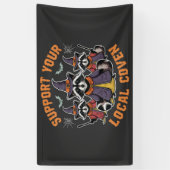 Steun uw lokale Coven Spooky Raccoon Halloween Spandoek (Verticaal)