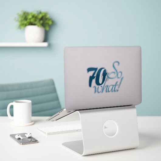Sticker 70 Alors quel script Positive 70e Anniversaire Cit (Ordinateur portable sur le bureau)