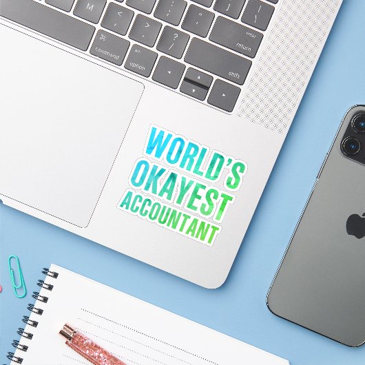 Sticker Accountant World's Okayest Novelty (Ordinateur portable avec iPhone)